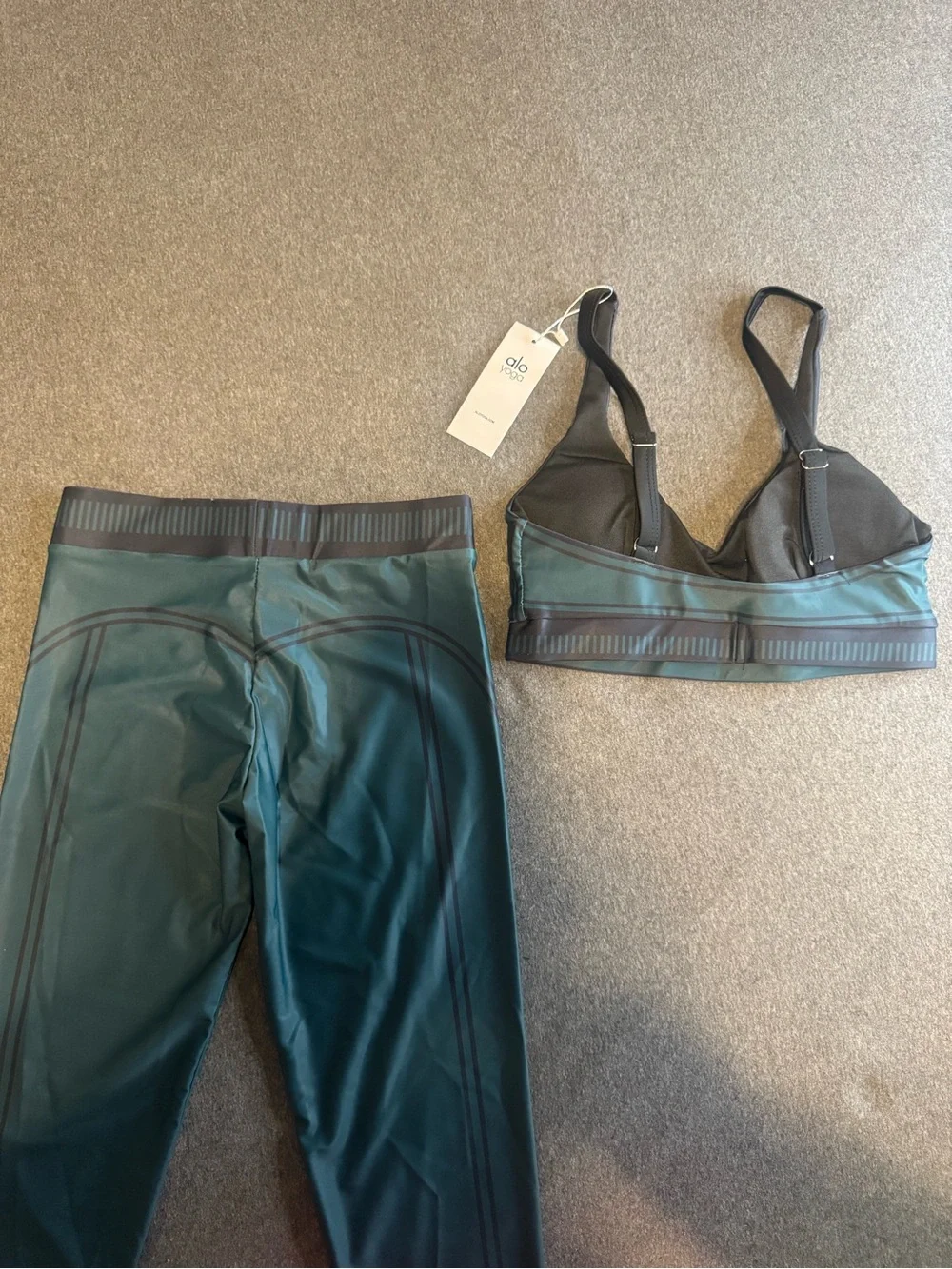 ALO Yoga Green & Black Two-Piece Sports Bra and Leggings Set